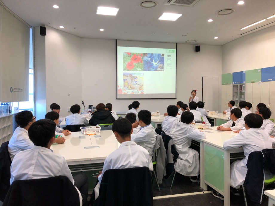 10월 31일 서천중학교 (세상을 이롭게 하는 해양천연물) / 동강중학교 (바다뱀 현상수배) 이미지