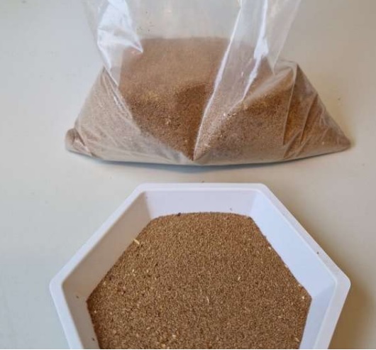 곤충 똥은 단백질이 풍부한 미세조류의 먹이가 됩니다 대표 이미지